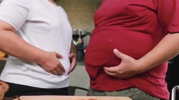 Obez Adam Kadın Çift Göbeklerini Göbekleri Üzerinde Sallarlar Çok Fazla — Stok video