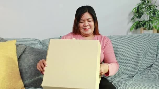 Asyalı Şişman Kadın Kanepeye Oturmuş Pizza Yiyor Pizza Siparişi Veriyor — Stok video