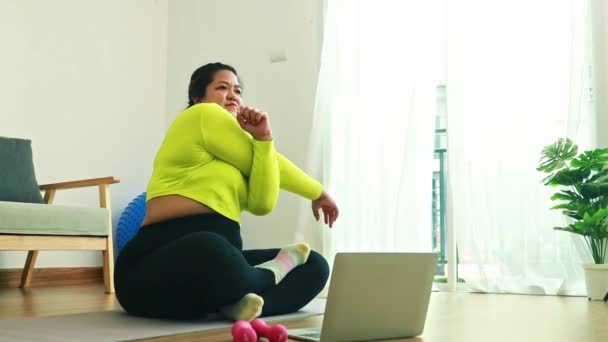 Азійська Жирна Жінка Займається Фізичними Вправами Вдома Щоб Втратити Жир — стокове відео