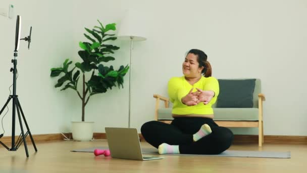 Азійська Товста Жінка Стрімер Сидить Підйомній Гімнастиці Навчання Інтернеті Планшетом — стокове відео