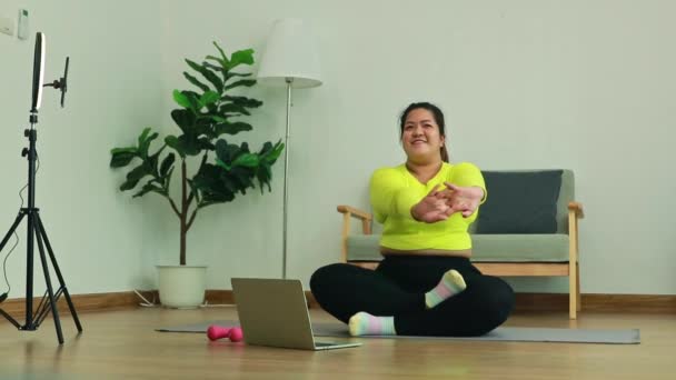 Asijské Tlustá Žena Streamer Sedí Cvičení Zvedání Činky Studium Trenér — Stock video
