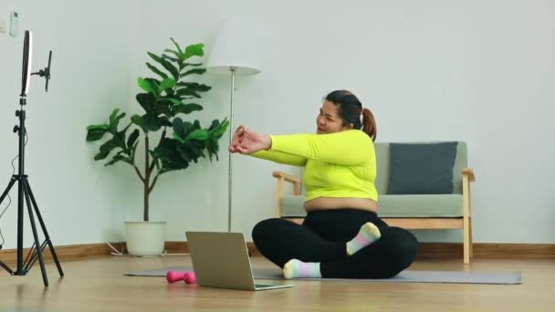 Asijské Tlustá Žena Streamer Sedí Cvičení Zvedání Činky Studium Trenér — Stock video