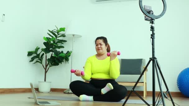 Asyalı Şişman Kadın Streamer Antreman Yapıyor Antrenörden Halterleri Kaldırarak Internet — Stok video