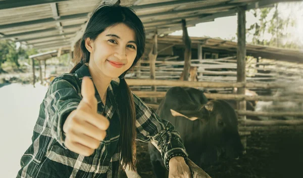 Tailandês Agricultor Feminino Retrato Sorrindo Feliz Agricultor Jovem Asiático Orgulhoso — Fotografia de Stock