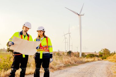 Ellerinde pusula tutan coğrafi erkek ve kadın kaşifler rüzgar tarlalarını keşfettiler sanayi ve tarım alanlarını geliştirdiler kırsal bölgeleri haritaladılar ve bilgi topladılar seyahat işaretleri yaptılar.