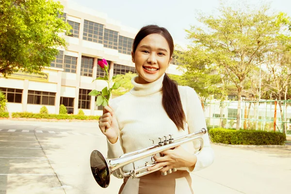 Διεθνής Δάσκαλος Μουσικής Στο Σχολείο Πορτρέτο Όμορφη Ασιατική Δάσκαλος Υγιή — Φωτογραφία Αρχείου