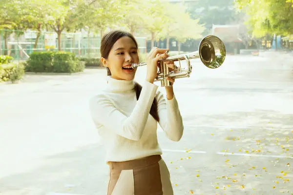 Linda Professora Asiática Usando Poder Som Instrumento Sopro Tocando Trompete — Fotografia de Stock