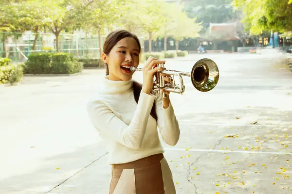 Gyönyörű Ázsiai Tanár Hangerő Álló Fúvó Hangszeren Játszik Trombita Gyönyörű — Stock Fotó