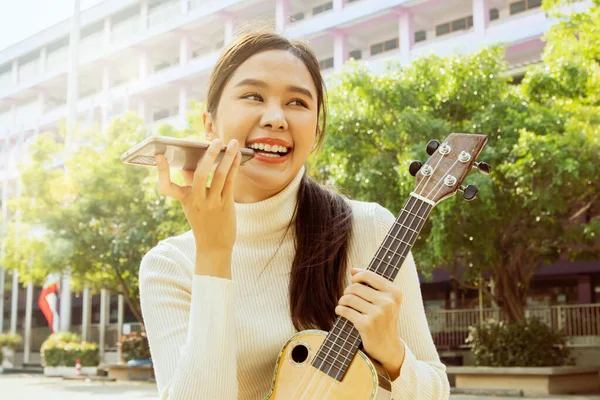 Güzel Asyalı Öğretmen Okul Binasının Önünde Ukulele Üzerine Oturur Müzik — Stok fotoğraf