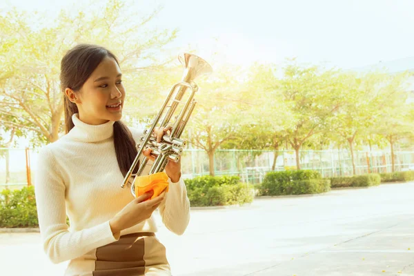 Csinos Ázsiai Tanár Ruhával Tisztítja Meg Trombita Hangszer Hogy Tiszta — Stock Fotó