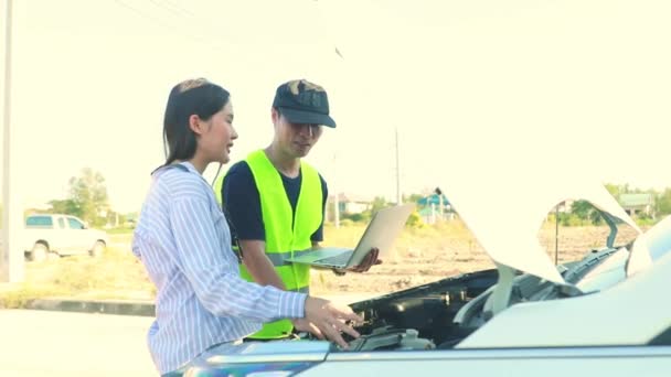 Manlig Mekaniker Registrerar Ett Bilproblem Som Beskrivs Ung Kvinna Vars — Stockvideo