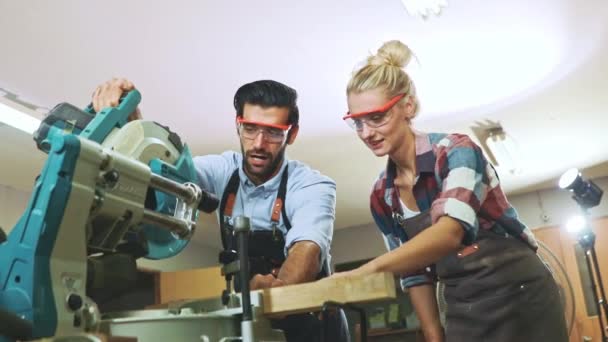 Mężczyzna Stolarz Ekspert Obróbki Drewna Uczy Maszyny Cięcia Drewna Operacji — Wideo stockowe