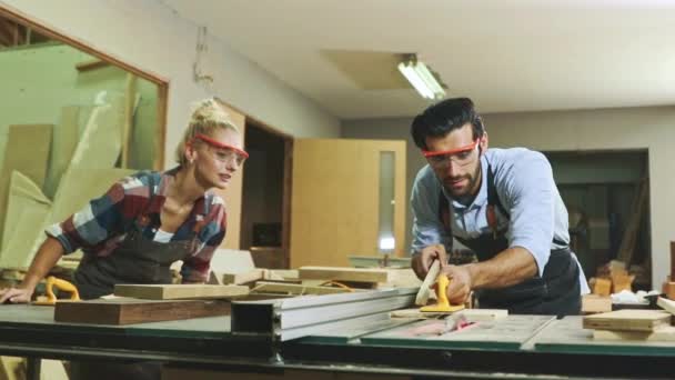 Två Manliga Och Kvinnliga Snickare Arbete Efterbehandling Trämöbler Bordet Med — Stockvideo