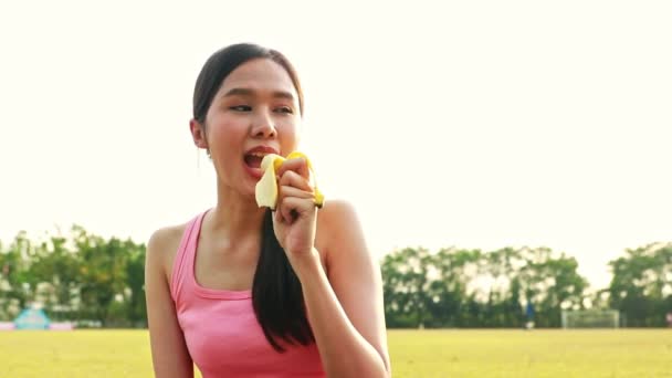 Giovane Donna Asiatica Siede Comodamente Mangiare Banana Far Sentire Suo — Video Stock