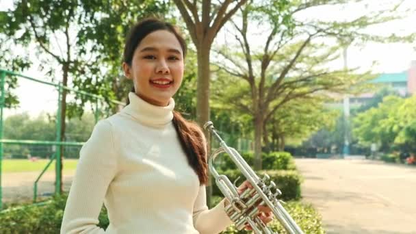 Portré Csinos Ázsiai Női Zenetanár Áll Gyakorolja Játszik Trombita Mosolygó — Stock videók