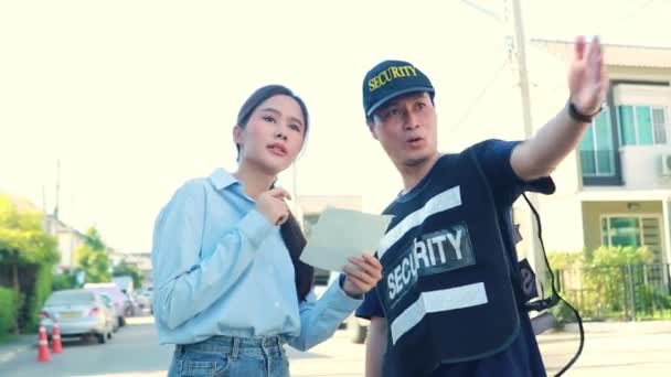 Asijská Žena Předává Kus Papíru Žádostí Pomoc Mužské Ochranky Sídliště — Stock video