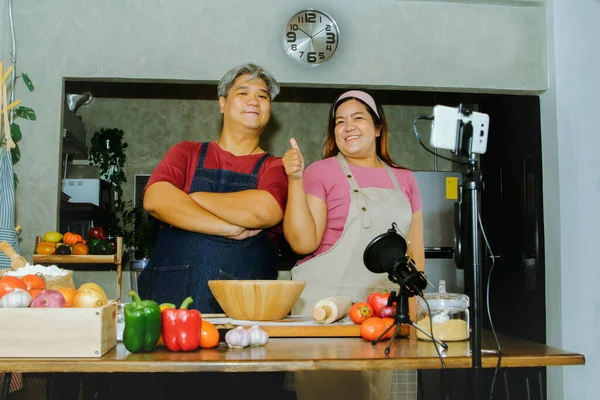 Азиатская Пара Пароход Толстые Молодые Стримеры Представляют Домашнюю Пиццу Приготовления — стоковое фото