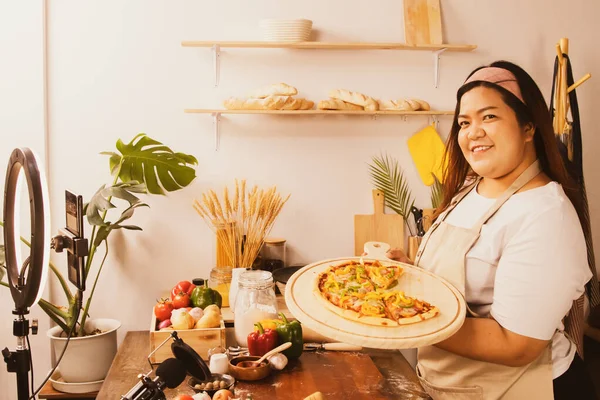 Жирная Женщина Стример Представляет Кулинарное Содержание Домашней Пиццы Кухне Дома — стоковое фото