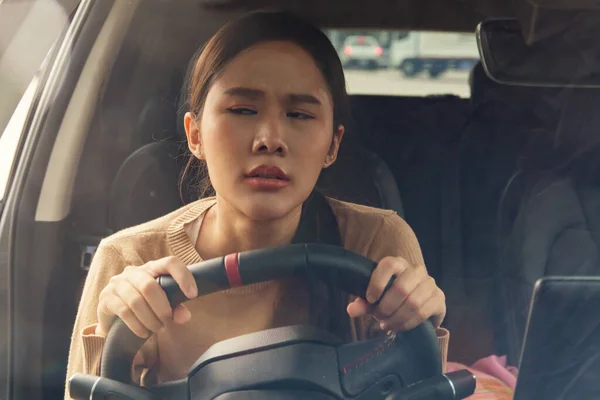 Portré Női Vezető Elégedetlen Jármű Utazás Ázsiai Unatkozik Autóban Vezetés — Stock Fotó