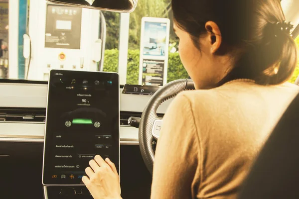 Vue Arrière Jeune Femme Asiatique Conduisant Une Voiture Électrique Assis — Photo