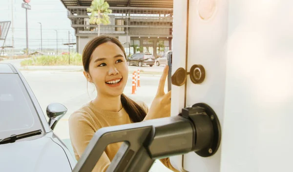 Mujer Asiática Joven Satisfecha Una Central Eléctrica Estacionamiento Utiliza Teléfono — Foto de Stock