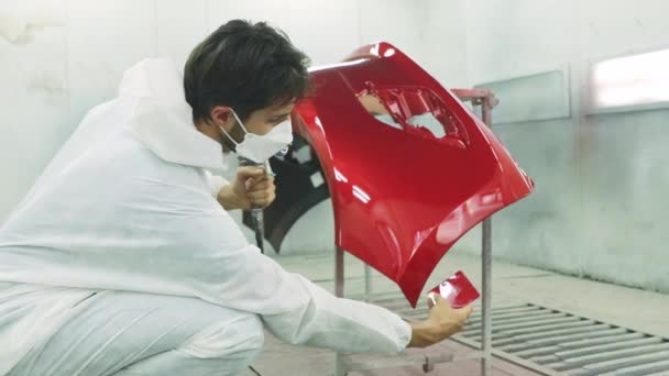 Pintor Carro Masculino Trabalhando Cabine Pulverização Inspecionando Comparando Tinta Vermelha — Vídeo de Stock