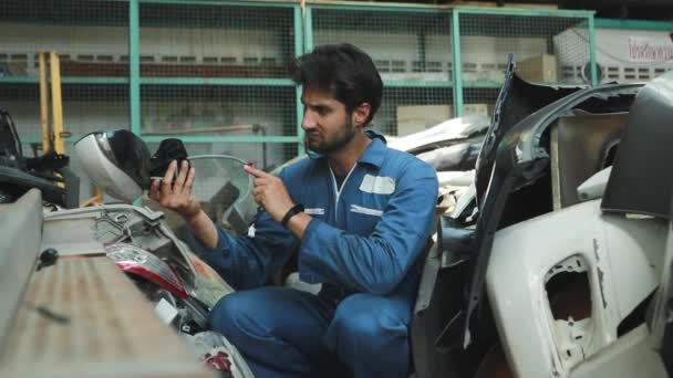 Μηχανικός Αυτοκινήτων Που Κάθεται Στο Γκαράζ Αυτοκινήτων Επιθεωρώντας Τους Πλευρικούς — Αρχείο Βίντεο