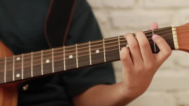 Close Mão Jovem Tocando Guitarra Clássica Praticando Para Dominar Acorde — Vídeo de Stock