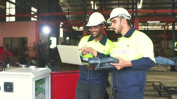 Dois Engenheiros Trabalham Equipe Engenharia Consultoria Usando Laptop Para Controlar — Vídeo de Stock