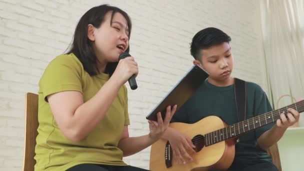 Gelukkige Familie Die Samen Muziek Spelen Aziatische Moeder Zoon Besteden — Stockvideo