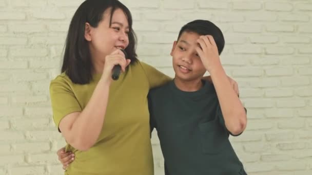 Щаслива Сім Азійська Мати Син Проводять Вільний Час Виконуючи Дозвілля — стокове відео