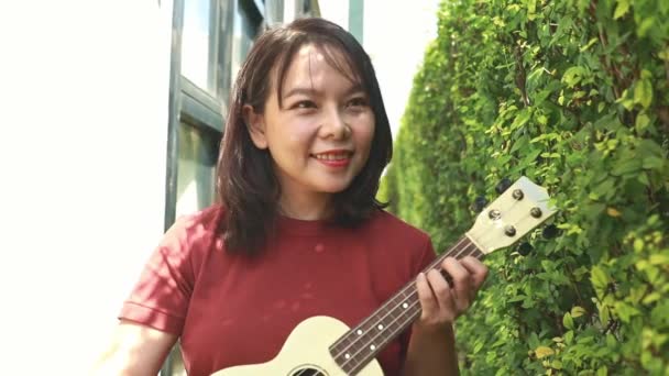 Portrét Asijské Ženy Středního Věku Dobrém Zdravotním Stavu Pozitivní Postoj — Stock video