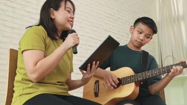 Famille Heureuse Jouant Musique Ensemble Mère Asiatique Fils Passent Leur — Video