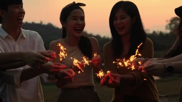 아시아 남녀들 활동을 하면서 즐거운 노래를 부르며 아름다운 스파크 야영을 — 비디오