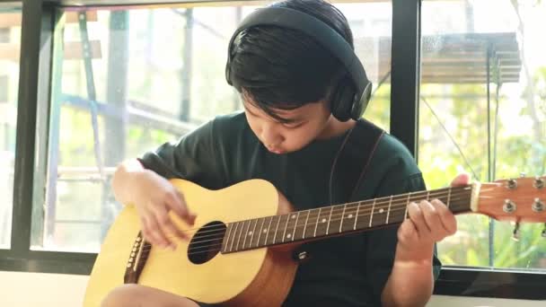Mladý Asijský Chlapec Hudebním Talentem Sedí Rád Hraní Akustickou Kytaru — Stock video