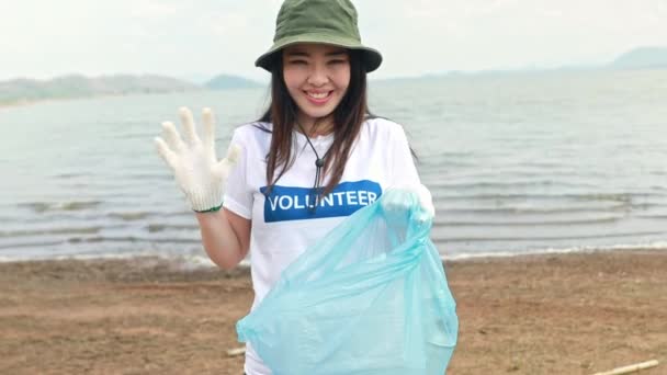 Portre Gönüllüsü Güzel Asyalı Kadın Gönüllüler Plastik Kutulardan Çöp Topluyor — Stok video
