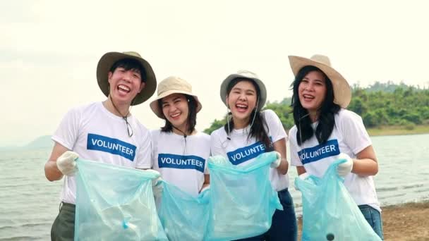 Equipo Voluntarios Asiáticos Vistiendo Camisas Blancas Juntos Regocijándose Por Éxito — Vídeo de stock