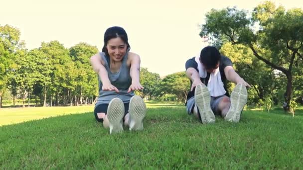 Asijské Zdravotní Péče Pár Sedí Zahřát Uvnitř Parku Trávníku Pod — Stock video