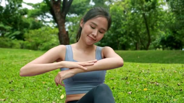 Asiatisk Kvinna Sitter Bekvämt Utan Bekymmer Applicera Solskyddsmedel För Att — Stockvideo