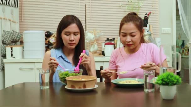 Dagelijks Leven Van Twee Jonge Aziatische Vrouwen Die Samenwonen Een — Stockvideo