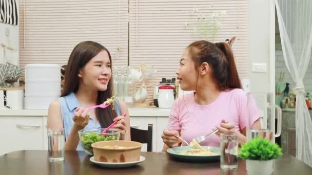 Щоденне Життя Двох Молодих Азіатських Жінок Які Живуть Разом Домі — стокове відео