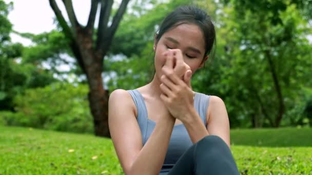 Азиатская Женщина Сидит Комфортно Забот Применяя Солнцезащитный Крем Защиты Кожи — стоковое видео
