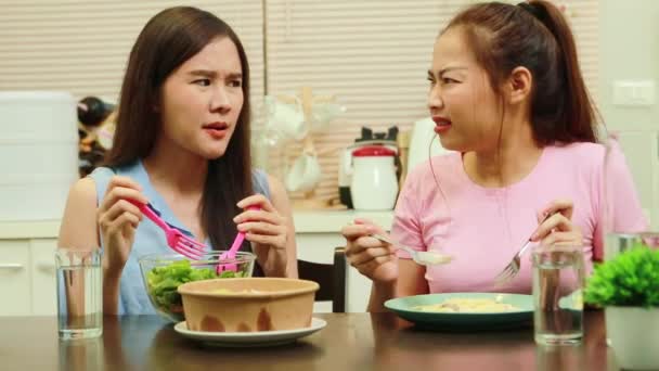 Щоденне Життя Двох Молодих Азіатських Жінок Які Живуть Разом Домі — стокове відео