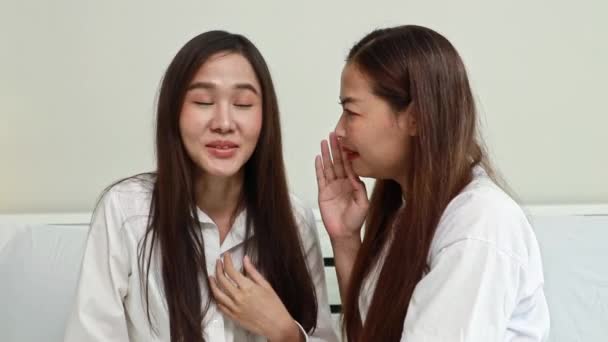 Pletyka Lefekvés Előtt Hálószobában Otthon Intim Női Barátok Ülnek Beszélgetnek — Stock videók