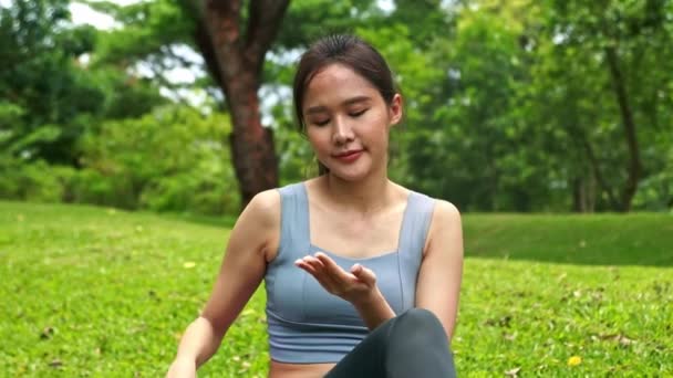 Femme Asiatique Assoit Confortablement Sans Soucis Appliquer Crème Solaire Pour — Video