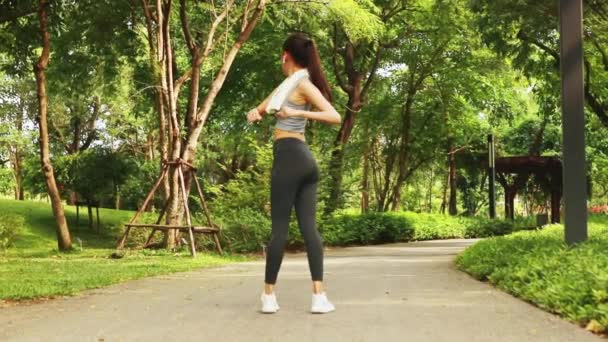 Asiatin Beim Sport Schattigen Garten Rückenansicht Junge Frau Sexy Sportkleidung — Stockvideo