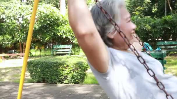 Asiatisk Senior Kvinna Sitter Swing Som Ett Barn Har Kul — Stockvideo