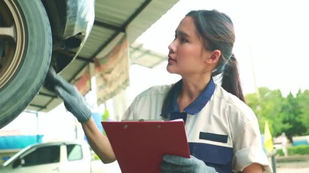 Asiatische Technikerin Überprüft Die Aufhängung Des Autos Und Überprüft Die — Stockvideo