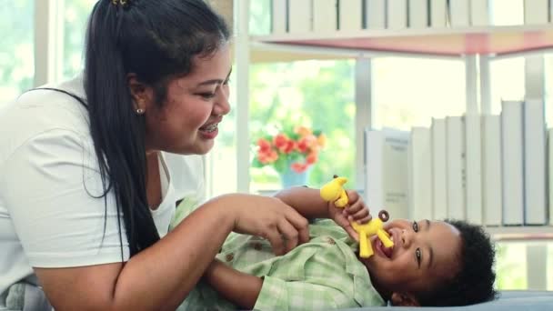 Мить Щасливих Сімейних Відносин Красива Азіатська Мати Гарний Настрій Здоровий — стокове відео