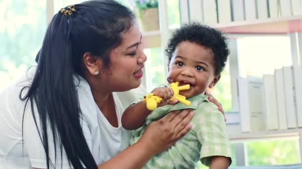 Мить Щасливих Сімейних Відносин Красива Азіатська Мати Гарний Настрій Здоровий — стокове відео